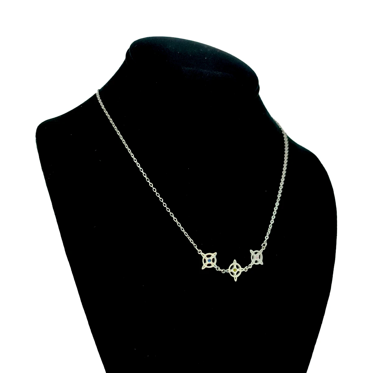 Collar Acero Plateado Nudo de Bruja Triple Protección