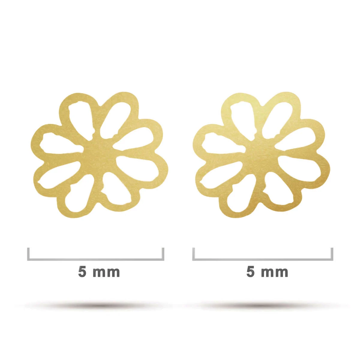 Arete Tipo Broquel Acero Dorado Pequeña Flor Lisa