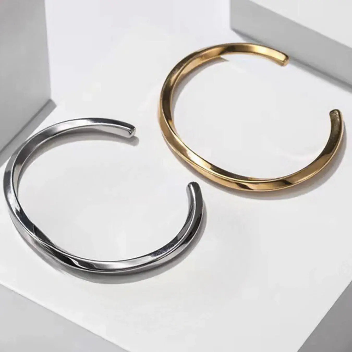 Pulsera Acero Brazalete Torcido Liso Pulido Elegante