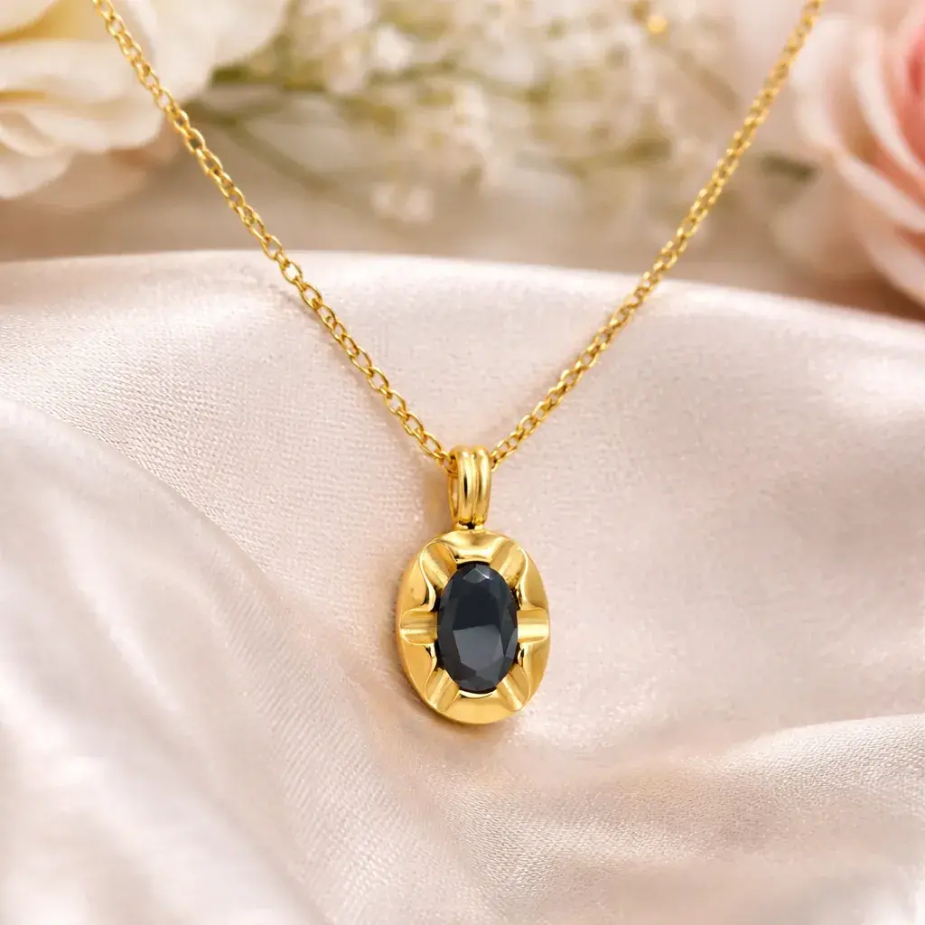 Collar Acero Dorado Zirconia Cubica Negra Oval Enmarcada