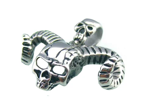 Dije de Acero Diseño Calavera Infernal con Cuernos