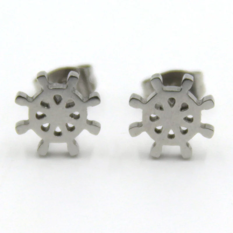 Aretes Tipo Broquel Acero Plateado Timón de Barco Antiguo