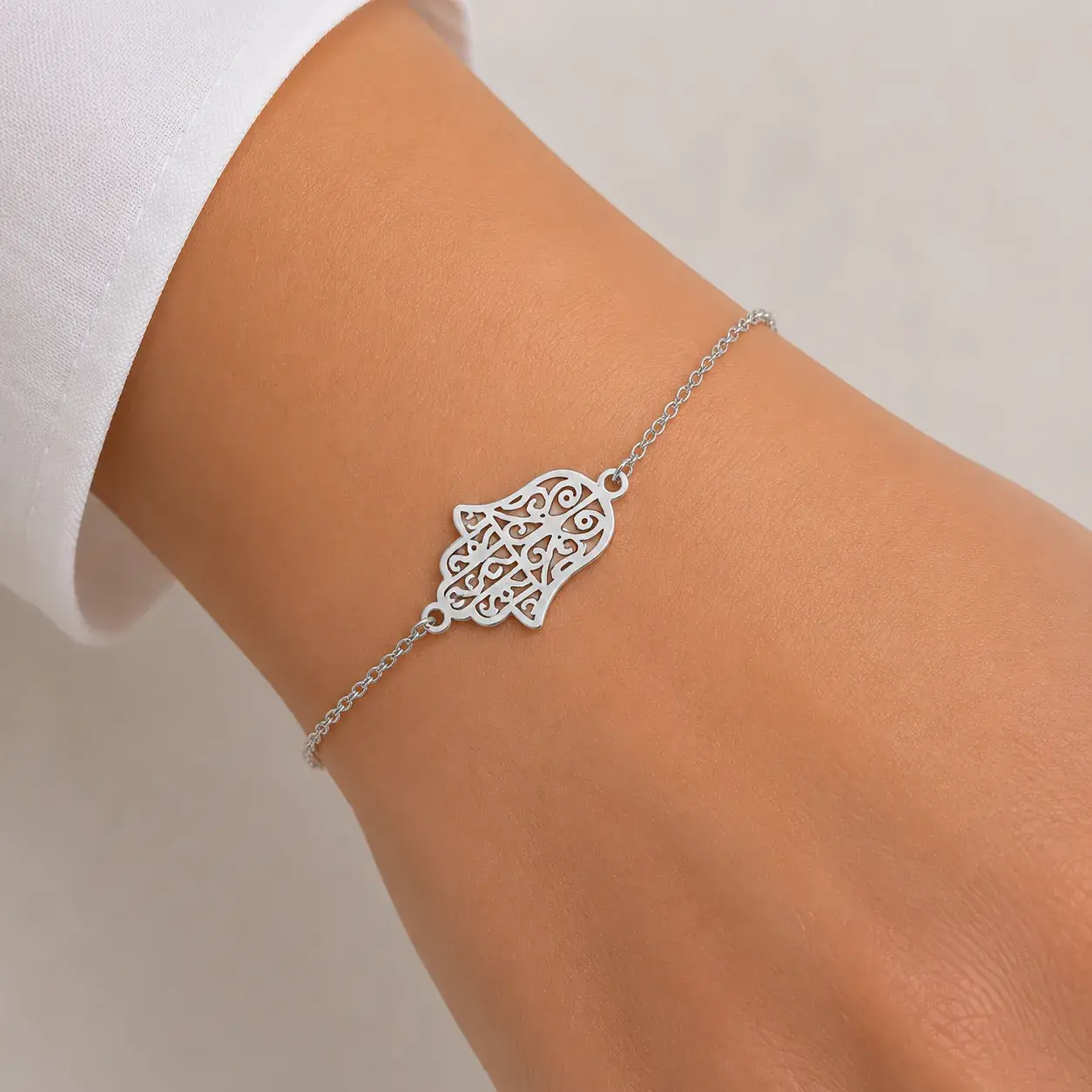 Pulsera Acero Plateado Simbolo Mano de Fatima Sencilla