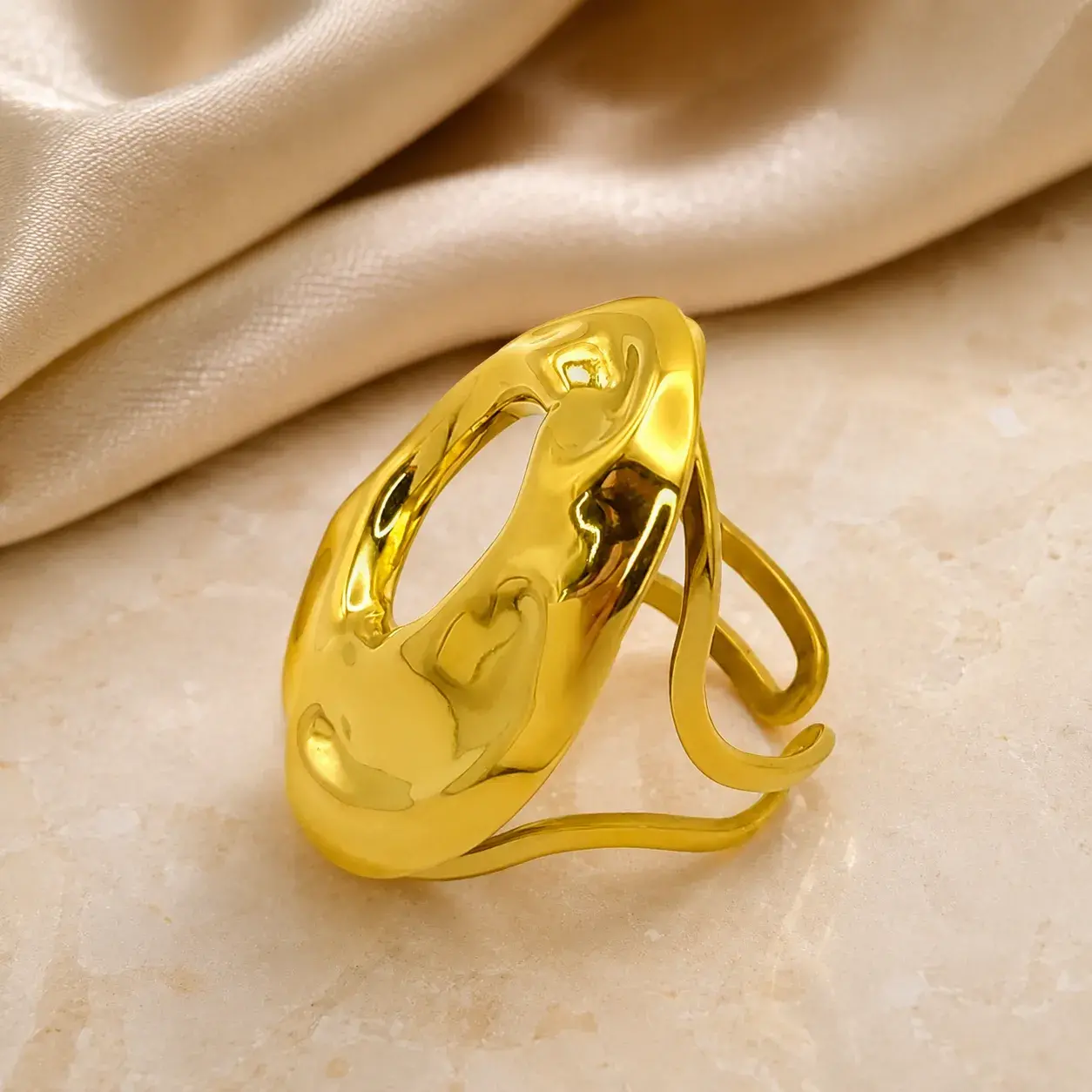 Anillo Acero Dorado Circulo Irregular Martillado Elegante