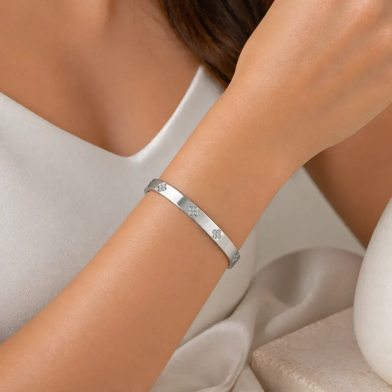 Pulsera Acero Plateado Brazalete Rigido Trébol Cristales