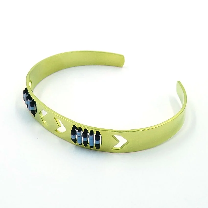 Pulsera Brazalete Abierto Acero Dorado Flechas Chaquiras