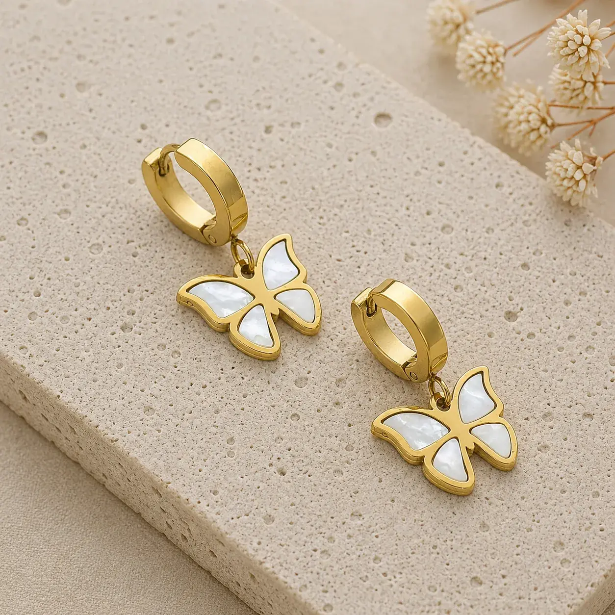Aretes Acero Dorado Huggies Colgante Mariposa Madre Perla