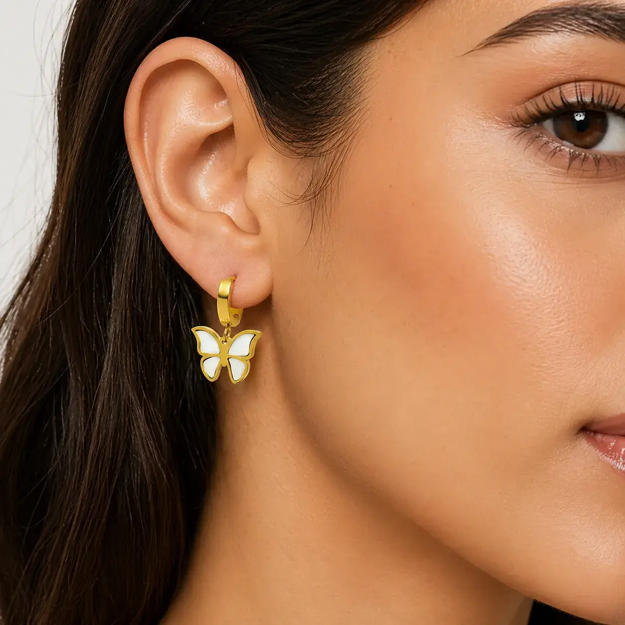 Aretes Acero Dorado Huggies Colgante Mariposa Madre Perla