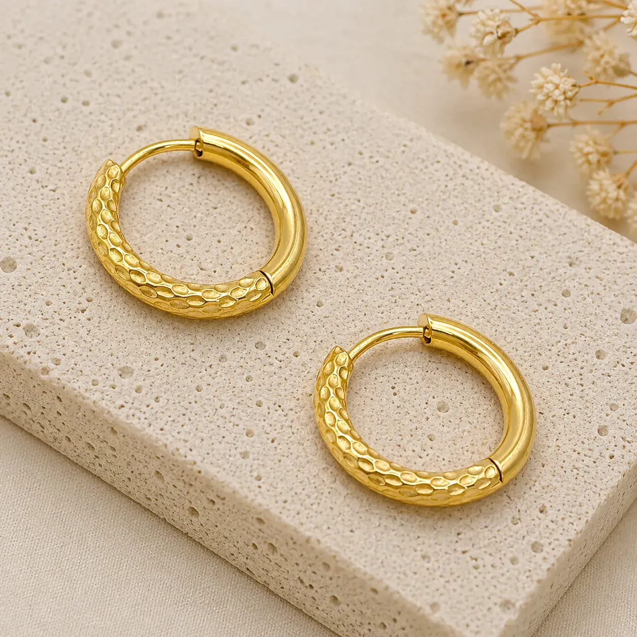 Aretes Acero Dorado Arracadas Huggies Mitad Martillada