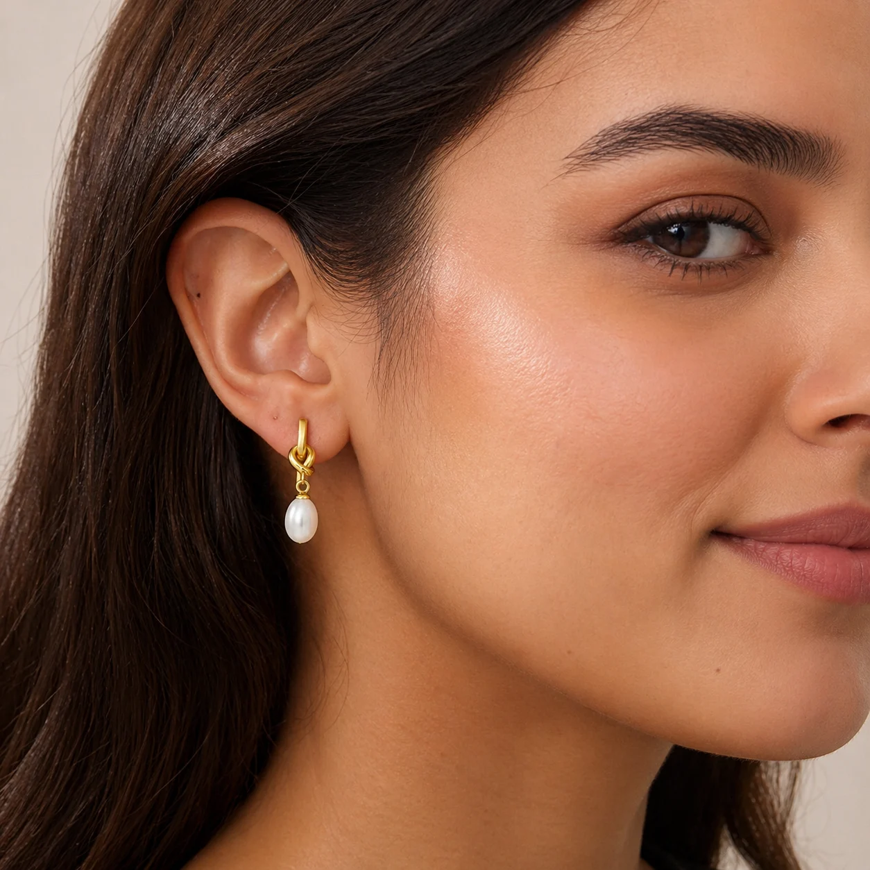 Aretes Acero Dorado Nudo con Perla Ovalada Colgante