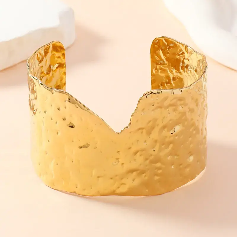 Pulsera Acero Dorado Irregular Ancha Martillada Diseño V