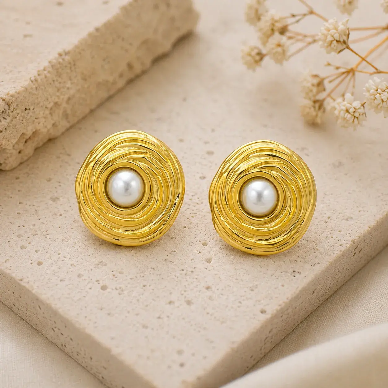 Aretes Acero Dorado Redondos Perla Enmarcada Surcos