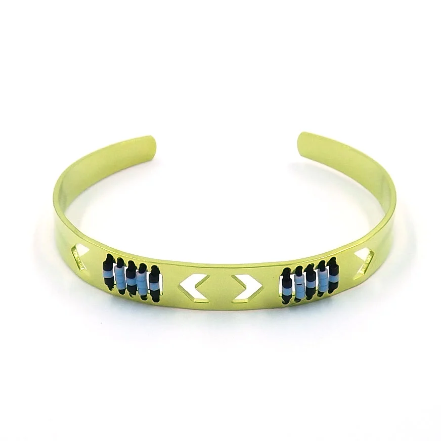 Pulsera Brazalete Abierto Acero Dorado Flechas Chaquiras