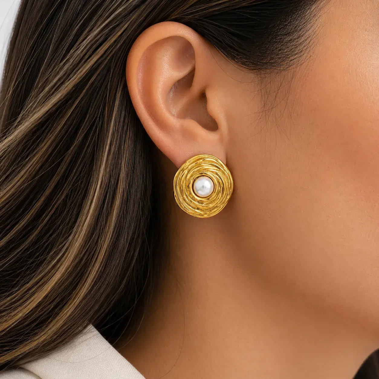 Aretes Acero Dorado Redondos Perla Enmarcada Surcos