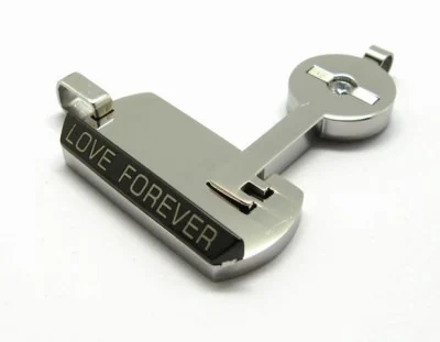 Par de Dijes Diseño Llave Placa con Zirconia