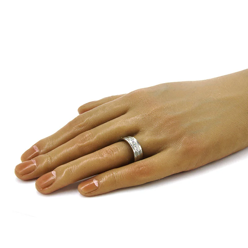 Anillo de Acero Plateado Tipo Argolla Biselado Zirconias