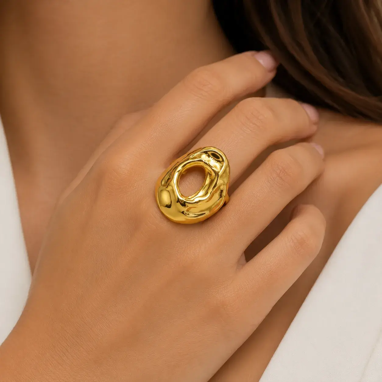 Anillo Acero Dorado Circulo Irregular Martillado Elegante