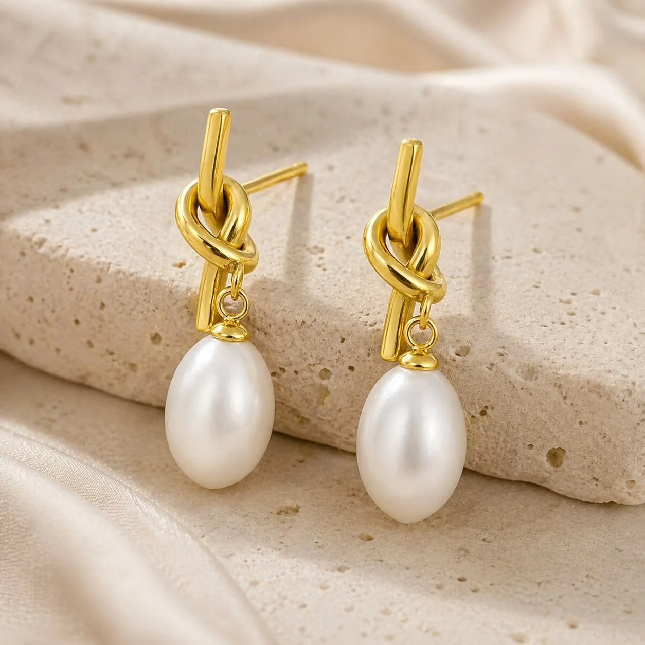 Aretes Acero Dorado Nudo con Perla Ovalada Colgante