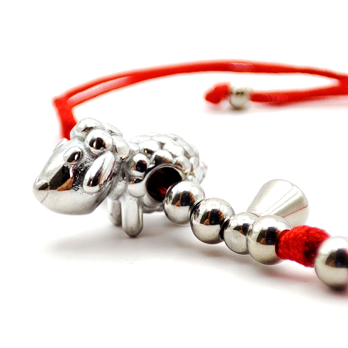 Pulsera Acero Plateado Borrego de la Fortuna Hilo Rojo