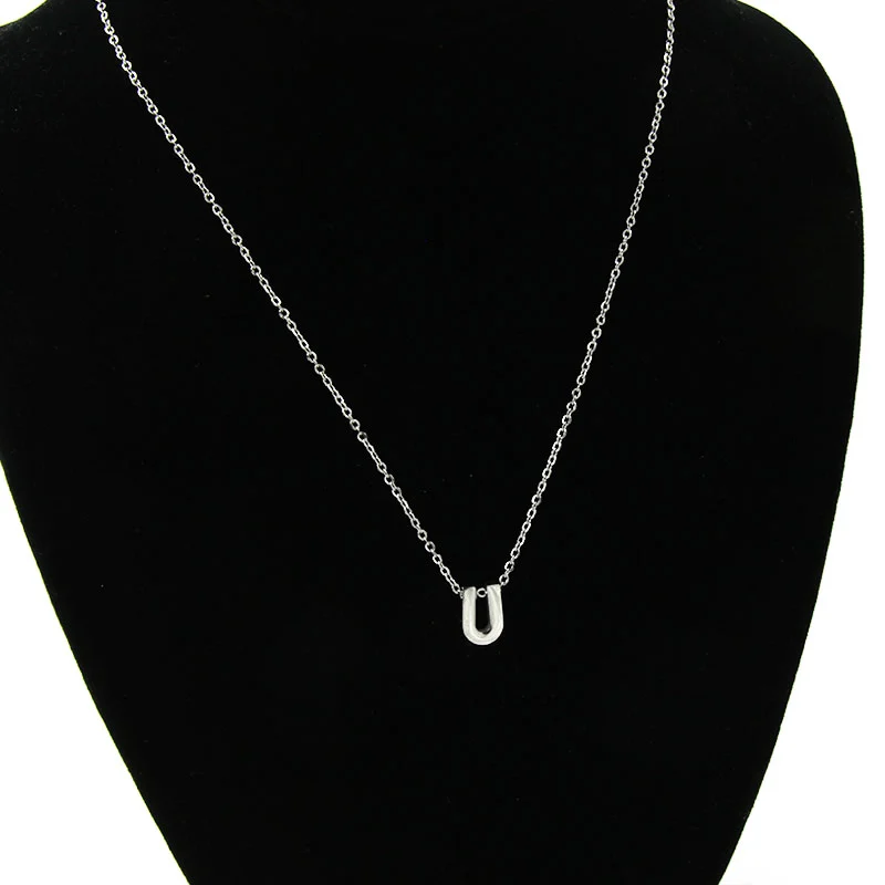 Collar Acero Inoxidable Plateado Letra U Pequeña Nice