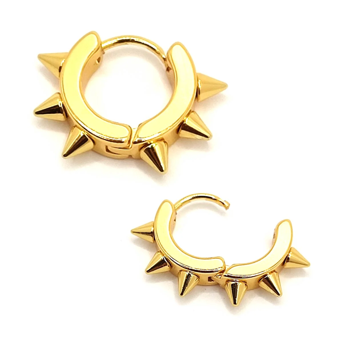 Aretes Huggies Con Picos Acero Dorado Para Mujer Rockstar